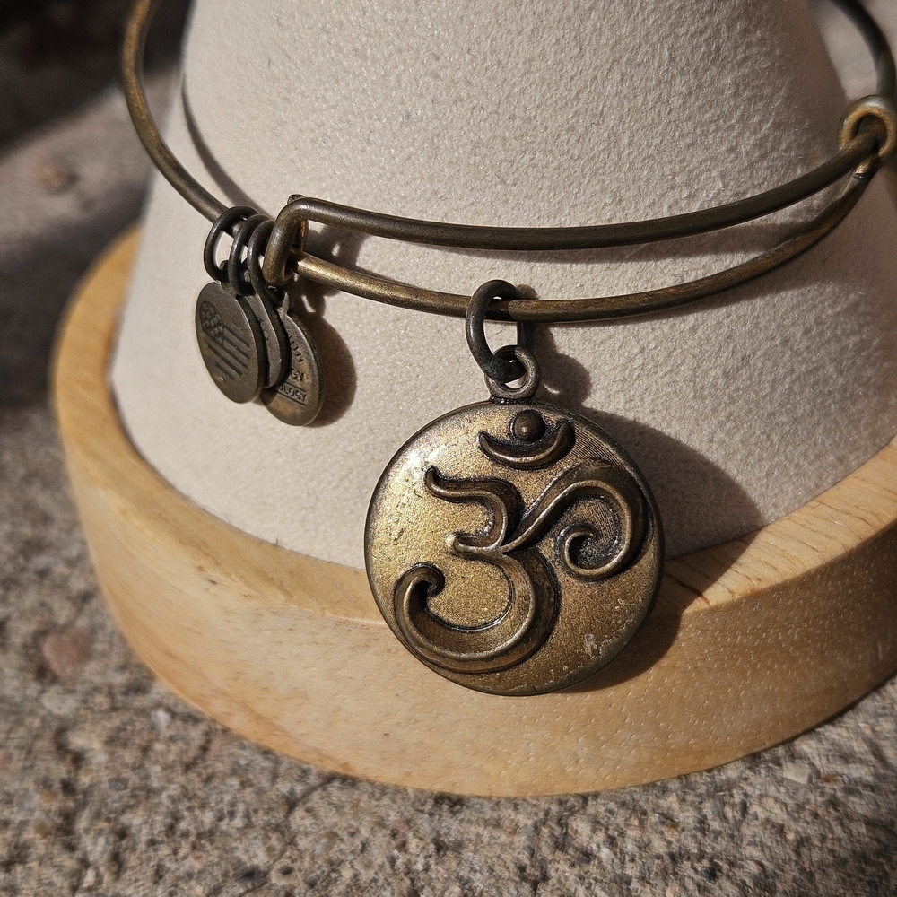 Alex and Ani Gold Om Symbol Bracelet Truth Creation Oneness Spiritual Jewelry